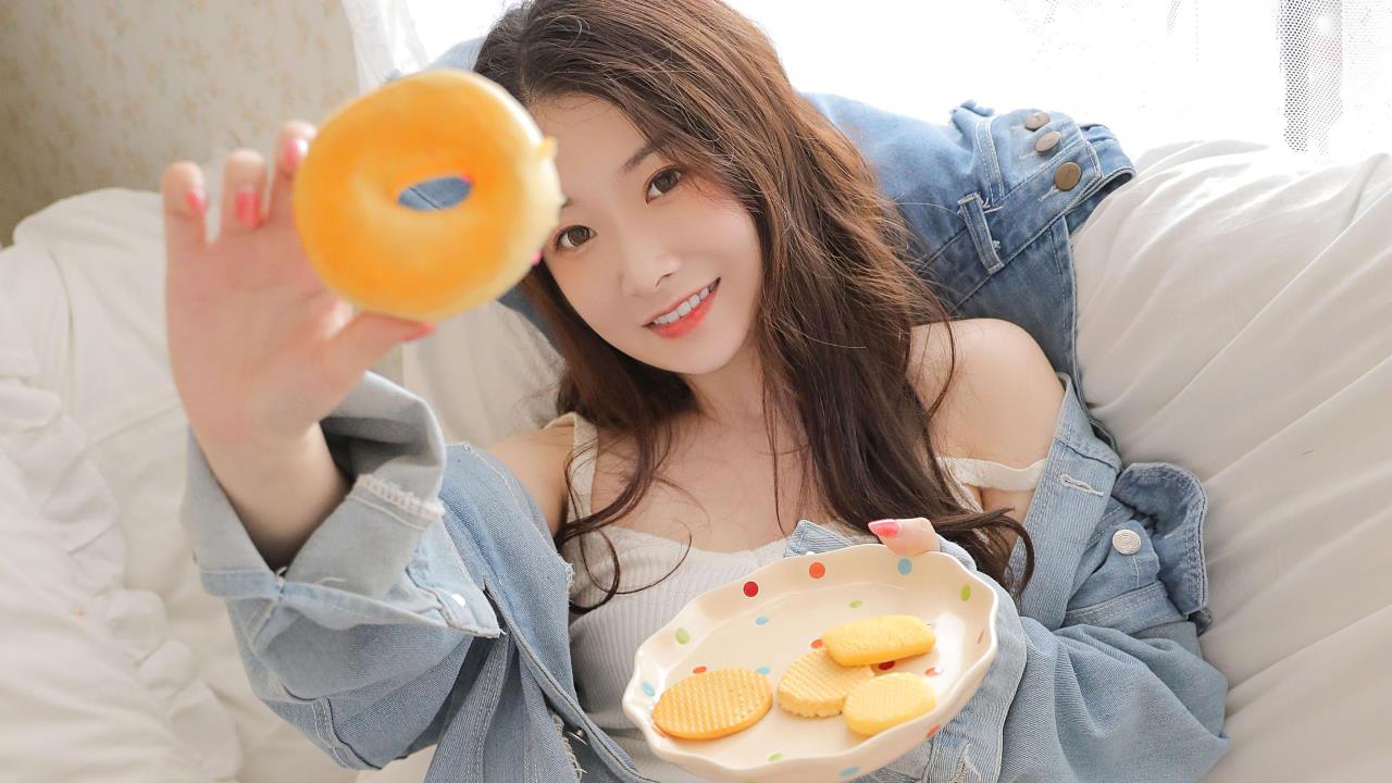王者荣耀女英雄红脸吐舌头的样子:  羞涩瞬间，美艳绽放。